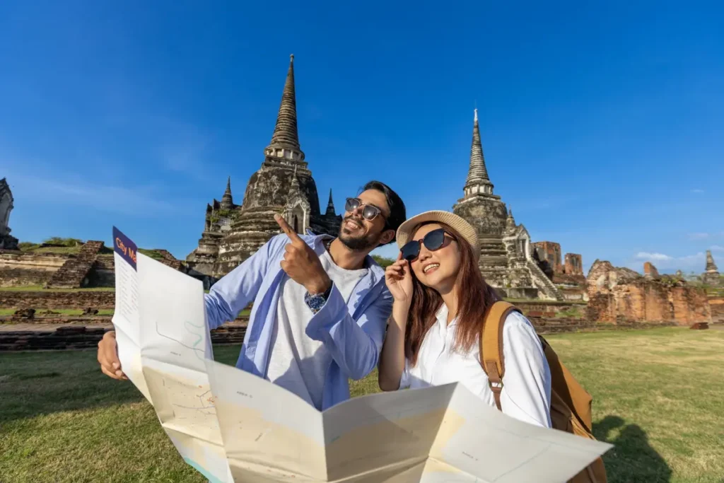 Turistas visitando templo asiático - Viajes culturales